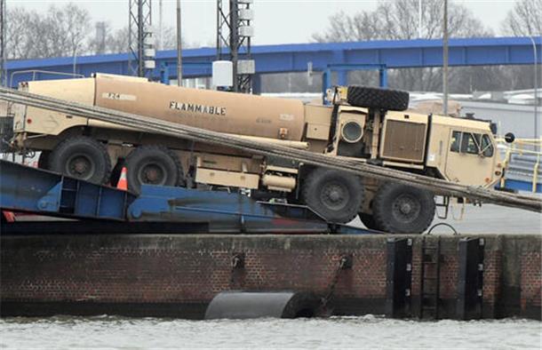 Auch Tankfahrzeuge werden von Bord gebracht.