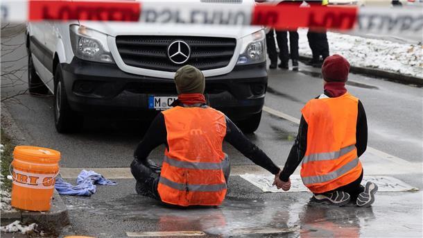 Gruppe Letzte Generation setzt weiter auf Straßenblockaden Auch trotz Nieselregen und Minusgraden stehen die Klimaaktivisten der letzten Generation für ihre Sache ein, wie hier in München Mitte Dezember.