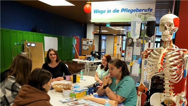 Fachleute werben in Brake für Berufe in der Region Auch über eine Ausbildung in Pflegeberufen konnten sich Schülerinnen und Schüler bei der Berufsfindungsmesse in Brake am Mittwoch informieren.
