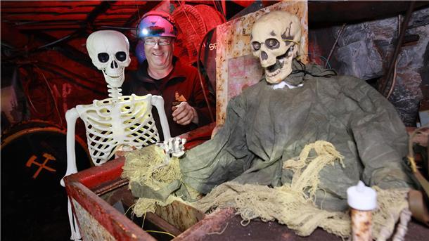 Bilder des Tages Auch unter Tage ist jetzt Gruselzeit: Im Besucherbergwerk Röhrigschacht Wettelrode werden Geister-Figuren für Halloween installiert.