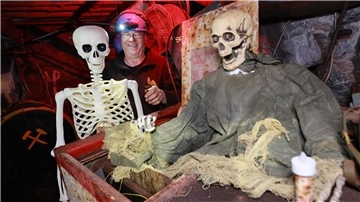 Auch unter Tage ist jetzt Gruselzeit: Im Besucherbergwerk Röhrigschacht Wettelrode werden Geister-Figuren für Halloween installiert. 