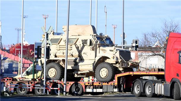 Auch viele gepanzerte Fahrzeuge vom Typ International MaxxPro werden in diesen Tagen durch Bremerhaven transportiert. Sie gelten als minensicher - und dürften bald in der Ukraine eingesetzt werden.