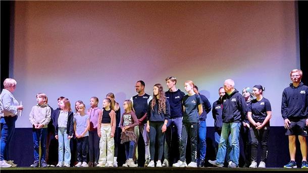 Sportverein Brake ehrt mehr als 200 Sportlerinnen und Sportler Auch viele Jugendliche und Kinder waren beim SV Brake erfolgreich. Hier die Ehrung der Läuferinnen und Läufer als Kreismeister.
