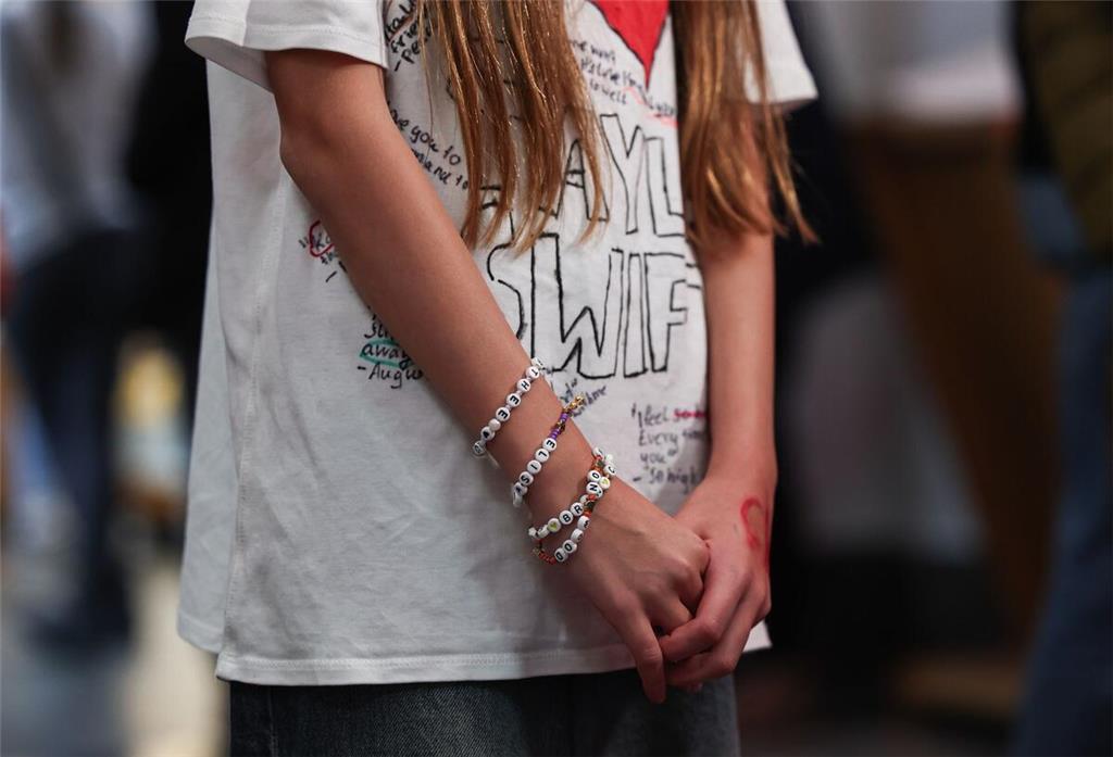 Auch viele junge Fans sind ins Museum gekommen, um das Werk Heysers zu sehen.