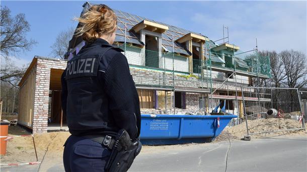 Schleusertum: Bauunternehmer aus Bederkesa vor Gericht Eine Polizistin vor einer Baustelle im Neubaugebiet in Reinkenheide