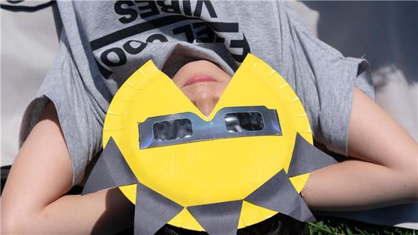 Millionen Menschen sehen totale Sonnenfinsternis Auch vor der National Mall in Washington trifft man sich, um die totalen Sonnenfinsternis zu sehen.