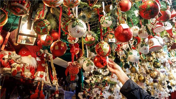 Auch Weihnachtsschmuck gibt es auf dem Christkindlesmarkt zu kaufen.