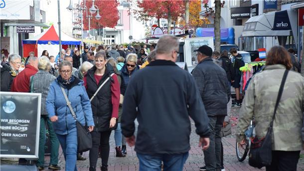 Auch wenn es in der Fußgängerzone nur selten so voll ist wie auf diesem Foto vom Ochsenmarkt 2022. Der Nordenhamer Einzelhandel sei rühriger und erfolgreicher, als viele glauben, sagt Buchhändlerin Anne von Bestenbostel.