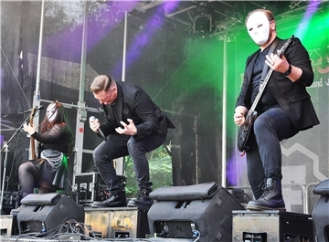 Auch wenn es kein Punk ist, das war ein Auftakt nach Maß. Die Nordenhamer Band Ultraviolett lockte bereits am Freitagnachmittag ein großes Publikum auf die Osterwiese am Nordenhamer Strand.