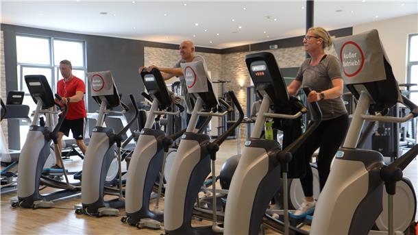 Auch wenn Trainingsgeräte dicht beieinanderstehen, müssen Hygiene- und Abstandsregeln befolgt werden. Es muss deutlich gemacht werden, dass nur jedes zweite Gerät benutzt werden darf.