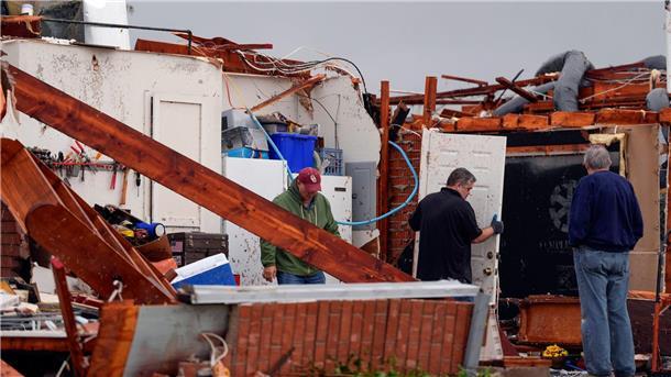 Verletzte und Verwüstung nach Tornados in Oklahoma Auch wenn weitere Tornados nicht auszuschließen sind, haben Einsatzkräfte in Oklahoma mit den Aufräumarbeiten begonnen.