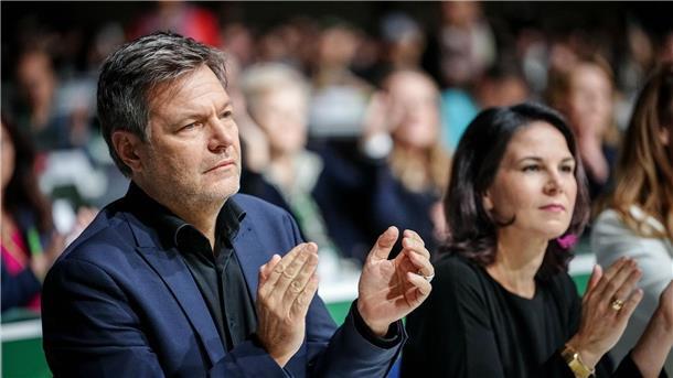 Spitzen-Grüne warnen vor Sparkurs und attackieren Merz Auch Wirtschaftsminister Robert Habeck und Außenministerin Annalena Baerbock sind zum Parteitag gekommen.