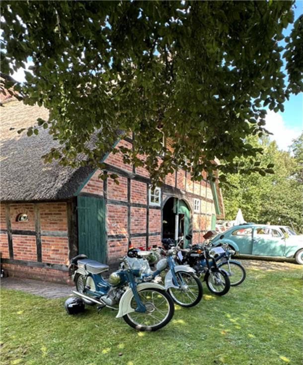 Sommerfest und Backtag mit Oldtimer-Treffen Auch zum diesjährigen Sommerfest mit Backtag wird es eine Oldtimerausstellung am Hüßlhus in Sandbostel geben.