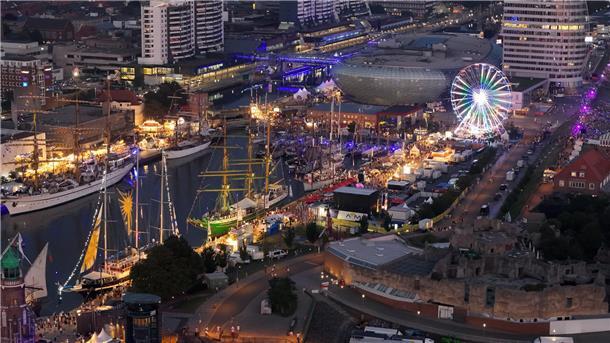 Die besten Bilder der Sail 2025 in Bremerhaven: Hier geht’s zum Download Die Sail 2025 in einer Luftaufnahme.