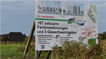 Bauschild für das geplante Nordseeresort in Burhave.