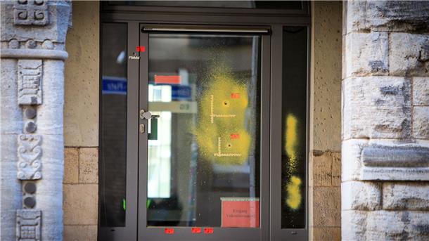 Schüsse auf Rabbinerhaus bei Synagoge - Reul: „Anschlag“ Auf das frühere Rabbinerhaus an der Alten Synagoge in Essen sind Schüsse abgefeuert worden.