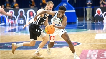 Auf das Konto von Eisbären-Spielmacher Elijah Miller (rechts), der hier von Nico Brauner bedrängt wird, gingen allein acht Ballverluste.