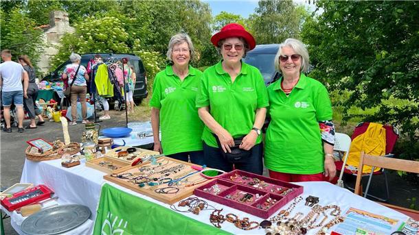 Frühjahrsputz: So lief der beliebte Flohmarkt in Hoffe am Samstag Frauen am Flohmarktstand