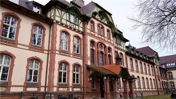 Abschiebe-Taskforce befasst sich mit Gewalttäter von Beelitz Auf dem Areal mit Wohnungen in Beelitz-Heilstätten haben sich innerhalb einiger Tage zwei Gewaltverbrechen ereignet.