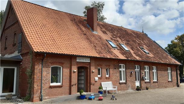 Gemeinde in Sittensen: Erntebittgottesdienst unter freiem Himmel Ein altes Backsteinhaus.