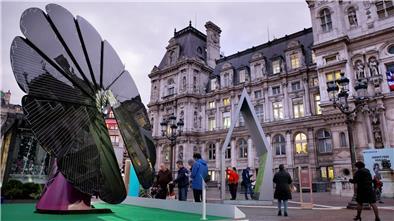 Förderprogramm Perspektive Innenstadt: So geht es in Nordenham jetzt weiter Auf dem Bahnhofsvorplatz wird mithilfe des Förderprogramms eine Solarblume errichtet. Das Foto zeigt ein ähnliches Modell in Paris. Die Blume bietet einerseits Schatten und produziert gleichzeitig elektrische Energie, die direkt vor Ort verwendet werden kann.