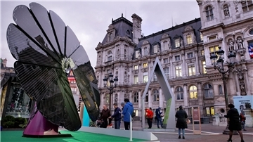 Auf dem Bahnhofsvorplatz wird mithilfe des Förderprogramms eine Solarblume errichtet. Das Foto zeigt ein ähnliches Modell in Paris. Die Blume bietet einerseits Schatten und produziert gleichzeitig elektrische Energie, die direkt vor Ort verwendet werden kann.