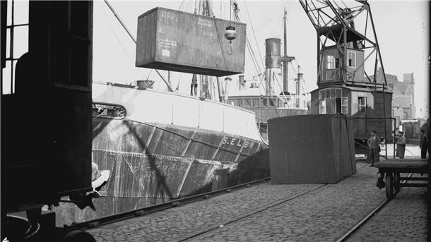 Auf dem Bild ist die Verladung eines sogenannten Liftvans auf ein Schiff im Hamburger Hafen zu sehen. Die LostLift-Datenbank - sie geht offiziell am 1. September an den Start - soll helfen, geraubtes jüdisches Eigentum aufzuspüren.