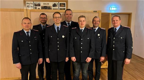Kalber Wehr tritt zum Wettkampf beim Landesentscheid in Duderstadt an Auf dem Bild: Rainer Harms (stellvertretender Abschnittsleiter), Torben Henning, Hendrik Ehlen, Kai Schnakenberg, Thees Gerken, Ralph Brunkhorst (Feuerwehrmann des Jahres) und Ortsbrandmeister Jan Ehlen.