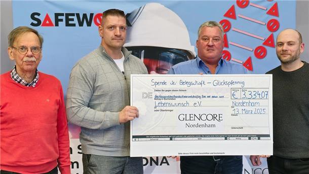 Das Foto zeigt eine Scheckübergabe. Die Firma Glencore überreicht dem Vereins Lebenswunsch eine Spende in Höhe von 3334,07 Euro.