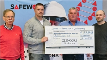 Das Foto zeigt eine Scheckübergabe. Die Firma Glencore überreicht dem Vereins Lebenswunsch eine Spende in Höhe von 3334,07 Euro.