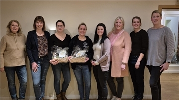 Auf dem Bild von links: Antje Einbrodt-Luga (Beisitzerin), Annika Plump (Schriftführerin), Annika Dierks (ehem. Schriftführerin), Janine Röver (ehem. 1. Vorsitzende, neue Kassenprüferin), Doreen Schmidt (1. Vorsitzende), Svenja Decker (2. Vorsitzende), Monika van Büren (Beisitzerin) und Nicole Ortel (Kassenwartin)