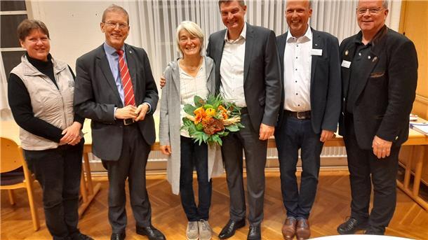 Auf dem Bild zu sehen sind: Die stellvertretende Superintendentin Pastorin Esther Ockuhn, Regionalbischof Hans-Christian Brandy, Silke und Carsten Stock, der Synodenvorsitzende Pastor Markus Stamme, der KV-Vorsitzende von St. Liborius Bremervörde, Karsten Thomsen