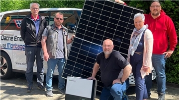 Auf dem Bild zu sehen sind Elektro-Obermeister Burkhard Behrmann, Michael Ligat von der Firma Dathe & Co., Ausbilder Marco Raßmann, Geschäftsführerin Imke Lathwesen und Matthias Mitzinger von der DEG eG.