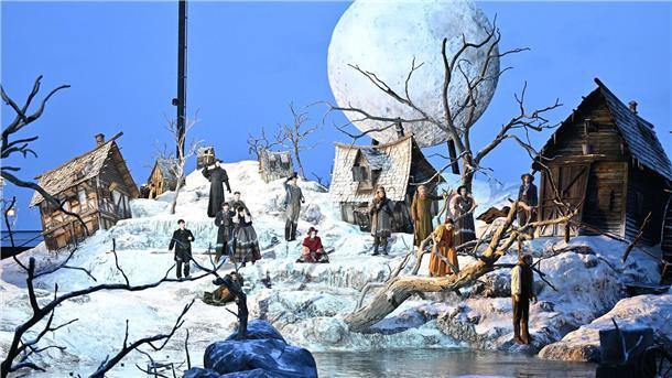 Bregenzer Festspiele zeigen Webers „Freischütz“ Auf dem Bodensee ist für die Inszenierung ein halb im Wasser versunkenes Dorf entstanden - mit schneebedeckten Hütten, kahlen Bäumen und einem riesigen Mond.