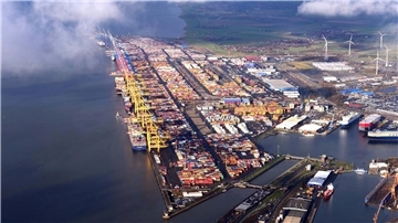 Luftaufnahme vom Containerterminal.