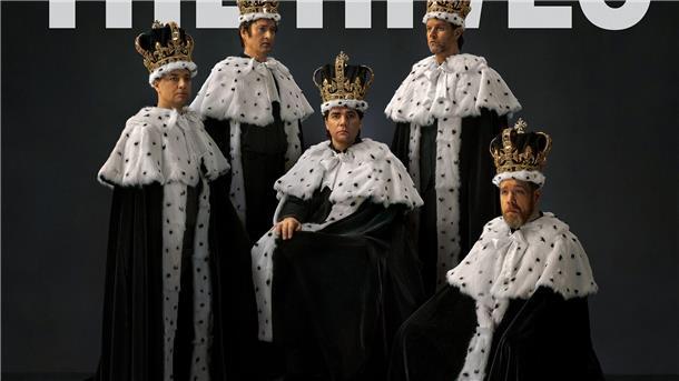 Auf dem Cover ihres neuen Albums „The Hives Forever Forever The Hives“ posieren „Howlin‘“ Pelle Almqvist und Co. als Könige mit Krone und (sicherlich falschem) Hermelinpelz.