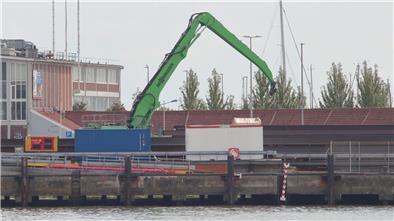 Auf dem Cuxhavener Lübbertkai ist es am Montag bei Kranarbeiten zu einem tödlichen Unfall gekommen.