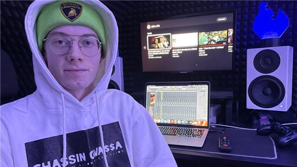 Auf dem Dachboden seines Elternhauses hat Lennard de Grave sein Studio eingerichtet. Hier entstehen die Beats und Melodien, die Rapper in den USA für ihre Songs nutzen.