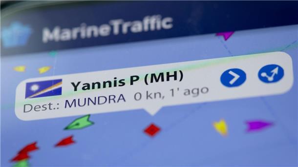 Öltanker liegt fest - Vorbereitung für Schleppen Auf dem Display eines Smartphones wird in der App „MarineTraffic“ die damals aktuelle Position des Öltankers „Yannis P“ angezeigt.