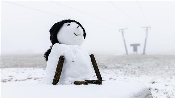 Auf dem Feldberg im Schwarzwald sind die ersten Schneeflocken gefallen.