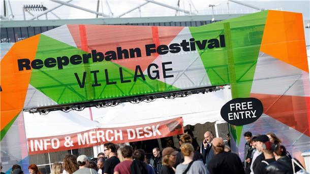 Auf dem Festival werden auch Preise an die besten Nachwuchs-Acts vergeben. In diesem Jahr standen sechs Musikerinnen und Musiker beziehungsweise Bands zur Auswahl.