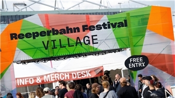 Auf dem Festival werden auch Preise an die besten Nachwuchs-Acts vergeben. In diesem Jahr standen sechs Musikerinnen und Musiker beziehungsweise Bands zur Auswahl.