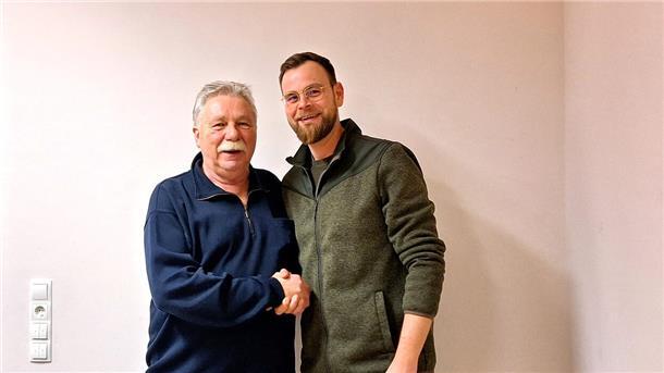 Auf dem Foto links ist der zurückgetretene 2. Vorsitzende Rainer Willeke zu sehen. Willeke war auch vorher 1. Vorsitzender. Rechts ist der neue 2. Vorsitzende Jan-Henrik Janßen.