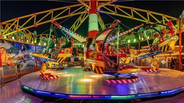 Auf dem Freimarkt dürfen die bekannten Fahrgeschäfte auch in diesem Jahr nicht fehlen. Dazu gehört auch das „Hurricane“.