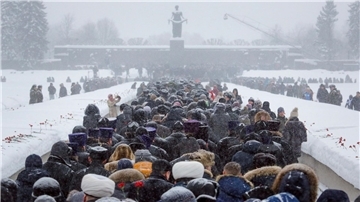 Auf dem Friedhof Piskarjowskoje in St.Petersburg sind Tote der Leningrader Blockade in Massengräbern beerdigt.