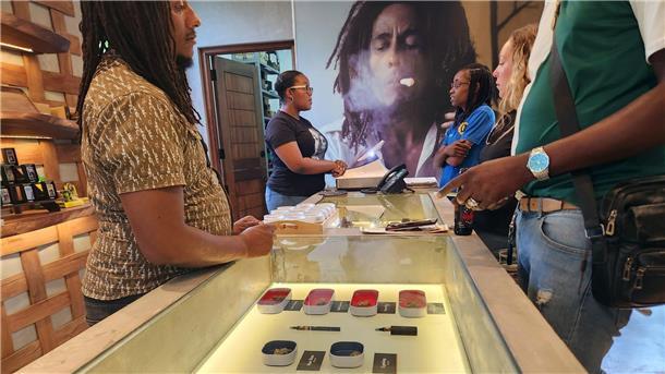 Als der Reggae vor 50 Jahren in die Welt hinauszog Auf dem Gelände des Bob Marley Museums werden im Laden der Marke „Marley Natural“ Cannabis-Produkte und Zubehör verkauft.
