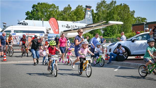 Mit 90 Sachen per Rad über die Landebahn in Nordholz Auf dem Gelände des Marinefliegergeschwaders 3 in Nordholz findet das Bike Navy-Radrennen für Jedermann statt.