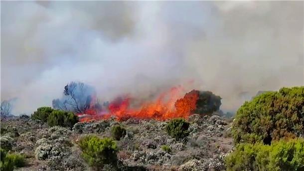 Auf dem höchsten Berg Afrikas wütet seit einigen Tagen ein Feuer.
