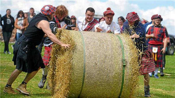 Schotten, Live-Musik, Wiesenfest: Das ist am Wochenende in Butjadingen los Heuballen-Rollen in Butjadingen mit Männern im schottischen Outfit