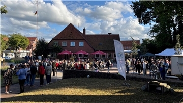 Auf dem Kirchenvorplatz wurde das 300-jährige Bestehen der Kirchengemeinde am Sonntag gefeiert.